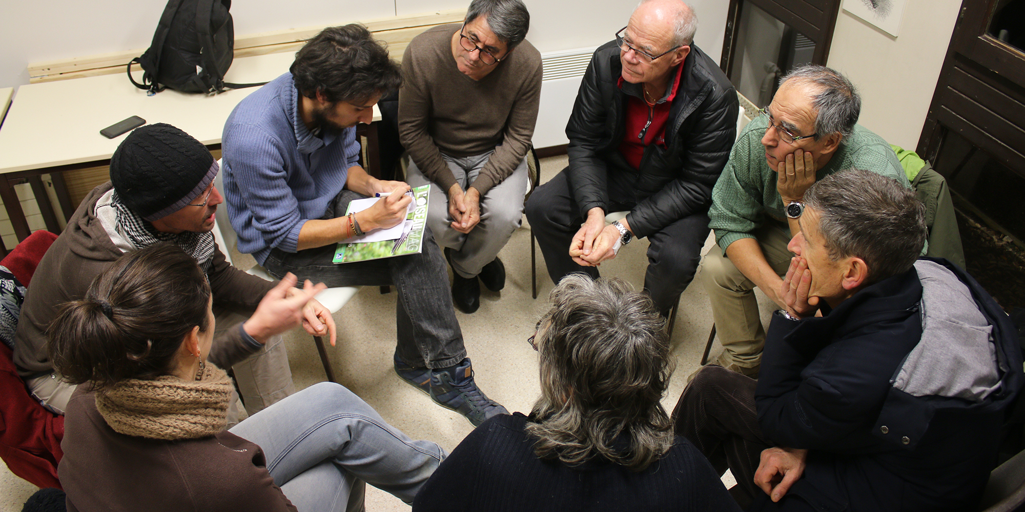 groupe de personnes assises en cercle